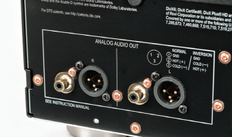 Wyjściowy sygnał audio jest wyprowadzony na
klasycznych RCA a także na zbalansowanych XLR.
W menu możemy nawet zmieniać ich konfi gurację
– przyda się w przypadku niekompatybilności z wejściami
wzmacniacza lub korzystania ze skrosowanych
przewodów.