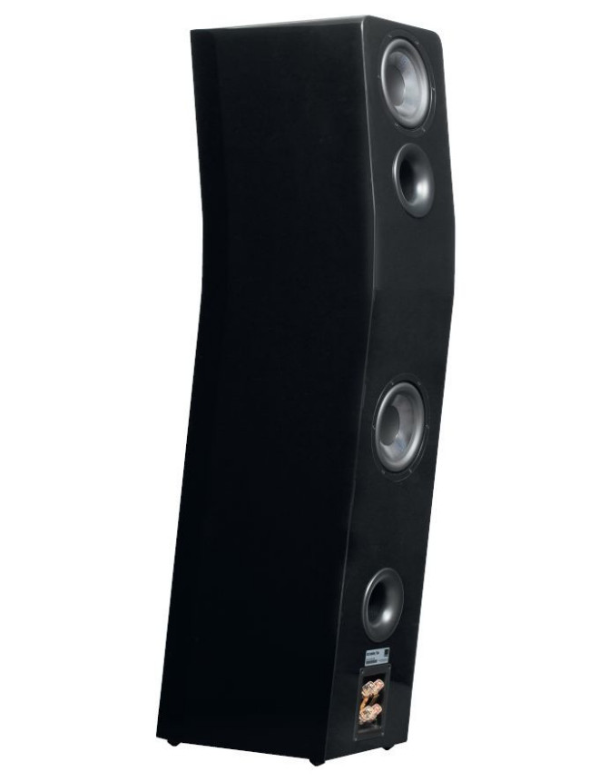 Niezwykły kształt Titana ma swoje uzasadnienie akustyczne, ale budzi niepokój o stabilność; obudowa nie ma cokołu i stoi na gumowych nóżkach, podczas większych imprez kolumny lepiej przysunąć do ściany, bez względu na efekty akustyczne.