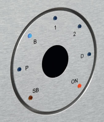 Okrągły panel to elegancki, chociaż słabo
czytelny wskaźnik źródeł.