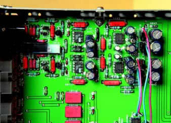 Sekcja gramofonowa została wykonana
znakomicie. Tak porządne układy spotyka się
niemal wyłącznie jako samodzielne
urządzenia.