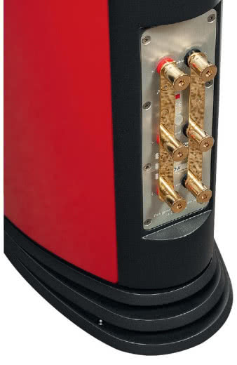 To rzadko spotykane – terminal gotowy do
tri-wiringu/tri-ampingu, i to w konstrukcji „tylko” dwuipółdrożnej.
Dzięki temu można też pokombinować
– na dwa sposoby – z bi-wiringiem/bi-ampingiem,
chociaż większość audiofi lów będzie raczej kombinować,
jakimi przewodami zastąpić zwory.