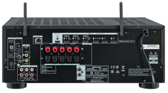 VSX-831 dekoduje w systemie 5.2, ma pięć kanałów mocy, nie jest wyposażony w Dolby Atmos i DTS:X, ma jednak inne atuty...