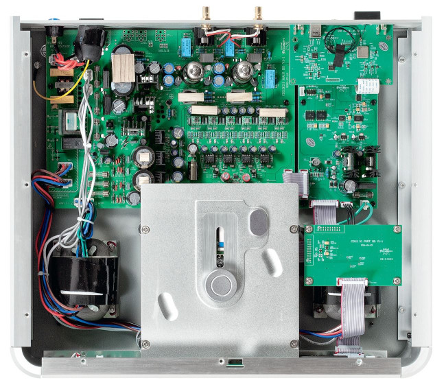 Układy elektroniczne rozplanowano na kilku płytkach, czego wymagała m.in. rozbudowana, podwójna sekcja analogowa.