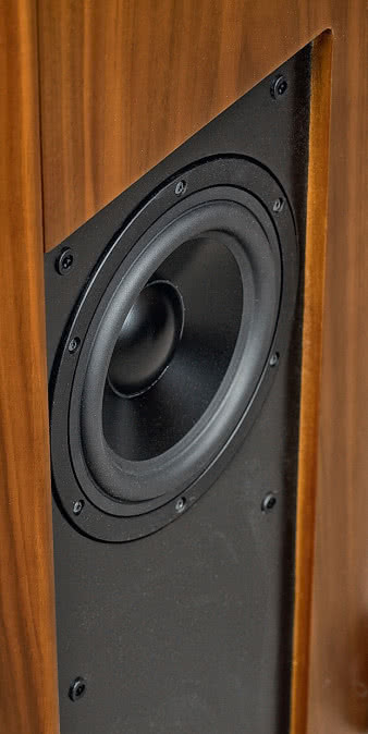 Głośniki niskotonowe - dwie 18-tki - umieszczono na
bocznych ściankach; Audio-Physic był jedną z pierwszych
firm, która odważyła się na wprowadzenie
takiej konfiguracji.