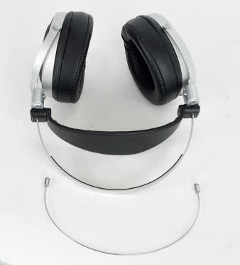 Obok głównego, metalowego pałąka zainstalowano
także dodatkowy drążek, pełniący rolę sprężyny dociskającej
muszle do głowy. Drążek można zastąpić
innym lub w ogóle go zdjąć.