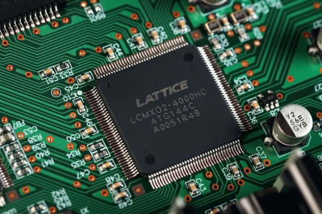 Moduł przygotowujący sygnały cyfrowe (dla przetworników) opiera się na nowoczesnym procesorze FPGA.
