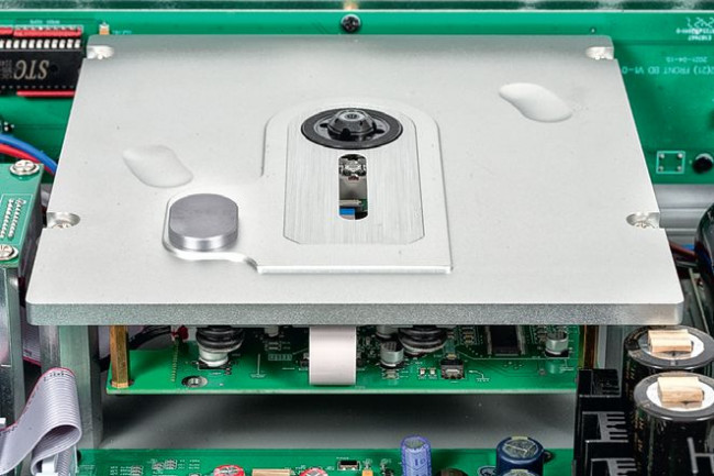 Mechanizm odczytujący płyty złożony jest z elementów Philips i Sanyo.