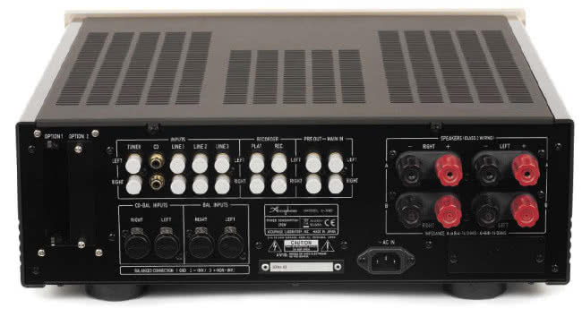 W podstawowej wersji E-380 nie ma ani wejść cyfrowych, ani nawet przedwzmacniacza gramofonowego, za to na liczbę liniowych wejść analogowych nie można narzekać.