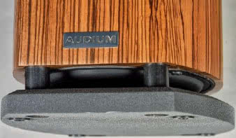 Głośnik subniskotonowy
zamontowano w dolnej
ściance, dlatego konieczne
było odsunięcie cokołu.
W związku z tym nie
widać jeszcze dobrze,
co to za okaz, a jest
bardzo ciekawy...