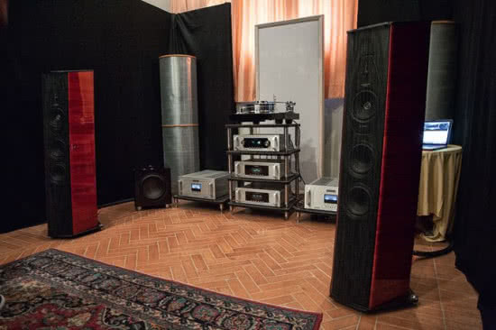 Przygotowano dwa pokoje z poważnymi systemami audio, w jednym z nich można było posłuchać najnowszej elektroniki Audio Research z nowej serii Foundation.