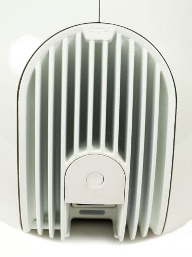 W tylnej części zainstalowano spory panel z efektownym radiatorem końcówek mocy.