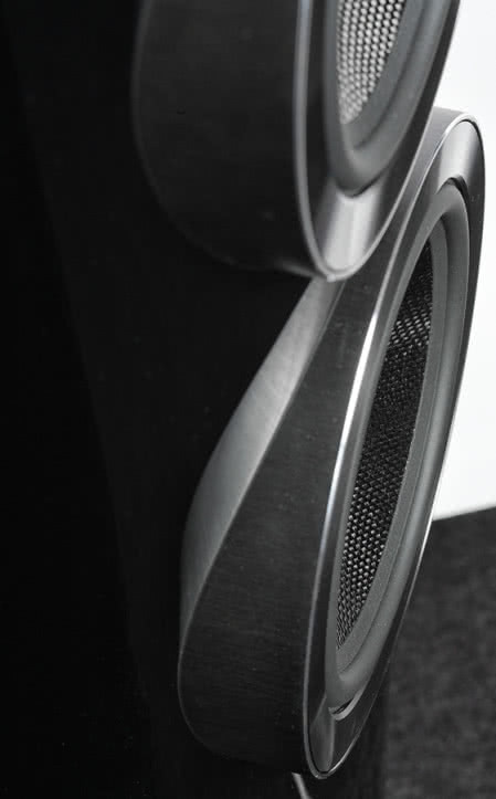 Głośniki niskotonowe są mocowane do aluminiowych cylindrów, które łączą się z aluminiowym wzmocnieniem wewnątrz obudowy.