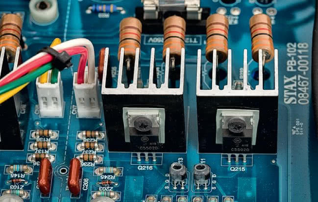 W SRM-400S układy wyjściowe też są półprzewodnikowe, każdy z czterech tranzystorów FET ma własny radiator.