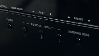 Przyciski szybkiego wyboru ułatwiają
obsługę, chociaż poszczególne tryby można
również wywoływać z pilota.