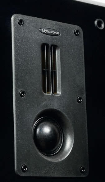 Tandem kopułki i wstęgowego znamy już od
dawna z konstrukcji duńskiej firmy Dali. Szwedzki
producent przedstawia swoje rozwiązanie bardzo
podobnie - jako połączenie dwóch wysokotonowych
różnych typów, z podziałem przy 12,8 kHz.
Pojawia się jednak istotna różnica – tutaj kopułka ma
średnicę aż 38 mm, co kwalifi kuje ją raczej do grupy
przetworników średnio-wysokotonowych (w Dali
ma średnicę 28 mm). Wstęgowy też jest nieco
większy - 5 cm.