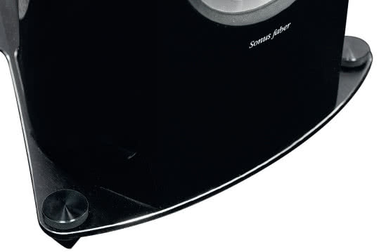 Dolną płytę, inaczej niż w pozostałych dwóch modelach wolnostojących serii Venere (gdzie zastosowano tafl ę szkła), wykonano z płyty aluminiowej.