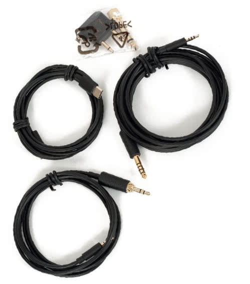 Mimo że to  słuchawki bezprzewodowe, na wyposażeniu są trzy kable, odpowiednie dla różnych trybów działania i dwie przejściówki – duży Jack i samolotowa.
