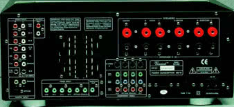Komponent, kompozyt i S-Video, a jako premia VGA i progresywne skanowanie dla sygnałów RGB. SDV-2 ma dekodery DD i DTS, a więc również analogowe wyjście 5.1.