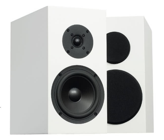 Buchardt Audio S300 mkII prezentują się solidnie, masywnie, raczej klasycznie, tylko z delikatnymi akcentami wyróżniającymi. 