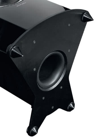 Przez dolną ściankę
wyprowadzono tunel
o średnicy 9 cm, odpowiedniej
do współpracy
z trzema 18-cm głośnikami. Stożki (kolce)
są z przodu wyższe niż z tyłu, co powoduje
zaplanowane pochylenie obudowy do tyłu.