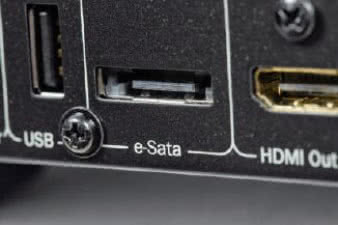 Port e-Sata jest rzadko stosowany w sprzęcie AV. Służy
do podłączania zewnętrznych dysków twardych,
gwarantując bardzo wysoką prędkość transmisji.
