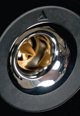 Przetwornik wysokotonowy Triangle jest prawdziwym
przetwornikiem tubowym, z komorą sprzęgającą
i korektorem fazy; jednocalową membranę
wykonano z tytanu.