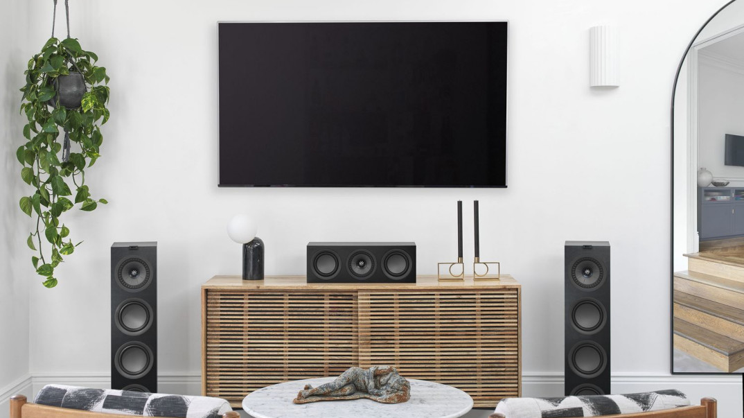 Nowości KEF - głośnik centralny i uchwyt ścienny