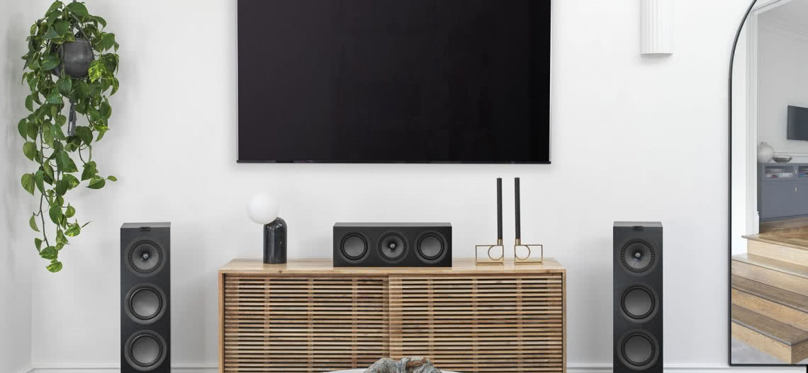 Nowości KEF - głośnik centralny i uchwyt ścienny