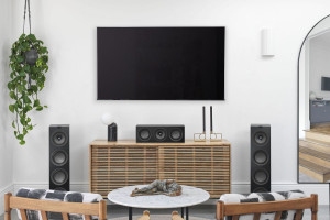 Nowości KEF - głośnik centralny i uchwyt ścienny