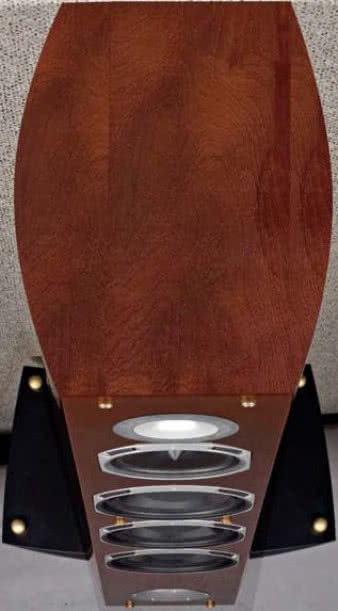 Wypukłe boki obudowy nie
tylko są mniej podatne na
tworzenie fal stojących, ale
też zwiększają sztywność
obudowy i zwiększają jej
objętość.