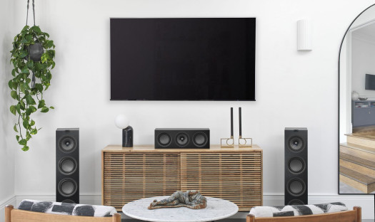 Nowości KEF - głośnik centralny i uchwyt ścienny