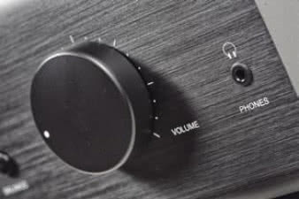 Gałka siły głosu, a obok mini-jack wzmacniacza
słuchawkowego.