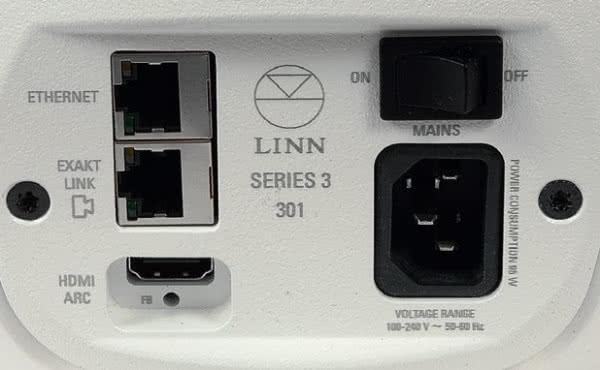 Inaczej wygląda panel przyłączeniowy 301, tutaj obok wyjścia Exakt Link (zasilającego 302) jest interfejs sieciowy Ethernet oraz wejście HDMI z kanałem zwrotnym ARC.