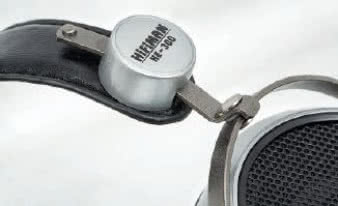 Wyjątkowa wygoda noszenia tych słuchawek wynika
z zastosowania bardzo miękkiego, przyjemnego
w dotyku materiału oraz dużych, otulających uszy
poduszeczek.