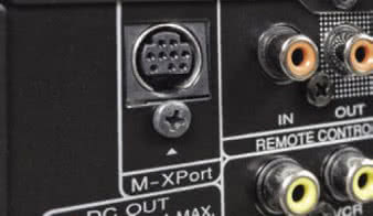 Firmowy moduł rozszerzeń M-XPort pozwala
na podłączenie modułu transmisji Bluetooth
i odbiornika sygnałów podczerwieni.