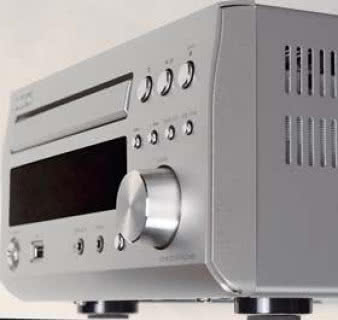 Subtelnie
wyprofilowany front
CD-amplitunera
wykonano
z aluminium.