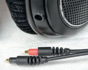 Szybkozłączki wskakują w gniazda z mechanizmem
zapadkowym, możliwość łatwego wypięcia kabli
często się przydaje.