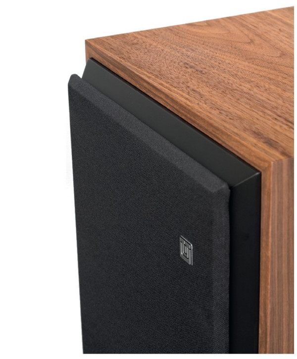 Stylizacja Unitry uwalnia obudowę od elementów archaicznych, ale nadaje im klasyczną elegancję. Dostępne są trzy wersje kolorystyczne – naturalny orzech, naturalny jesion i czarny jesion (czyli jesion lakierowany na czarno).