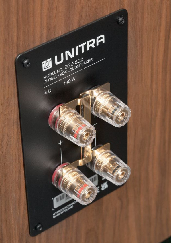 Nawet na tabliczce znamionowej Unitra zaznacza, że ZGZ-802 to konstrukcja z obudową zamkniętą.