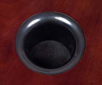 Otwory
bas-refleksu
zabezpieczono
materiałem, tak,
by nikt nie robił
sobie z obudów
skrytek.