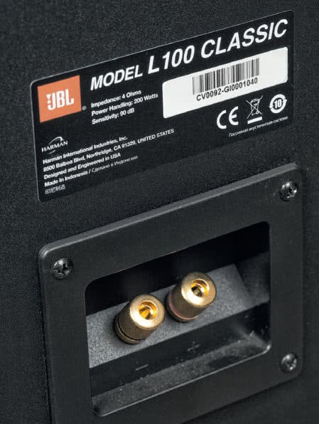 JBL nie rozpieszcza audiofilów ani gniazdami podwójnymi, ani luksusowymi - dość proste, ale dostatecznie solidne terminale stosuje w modelach tańszych i droższych.