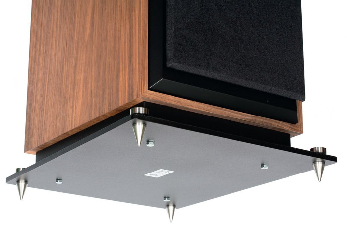 Elementem, którego nie było w ZGZ-801, jest metalowa podstawa, w którą należy wkręcić kolce.