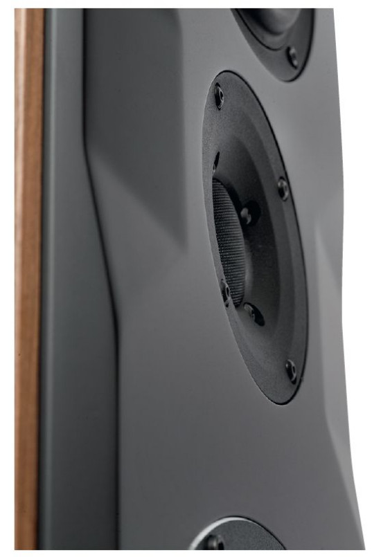 Przy głośniku wysokotonowym front efektownie wyprofilowano, poprawiając tym akustyczne warunki jego promieniowania.