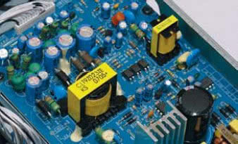 Dzięki temu, że w zasilaczach impulsowych
częstotliwość napięcia jest wielokrotnie
wyższa niż w sieci, transformatory mogą
mieć niewielkie rozmiary. A to oznacza spore
oszczędności.