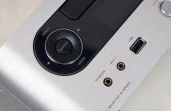 Wyjście słuchawkowe jak i wejście podręczne mają złocone styki.