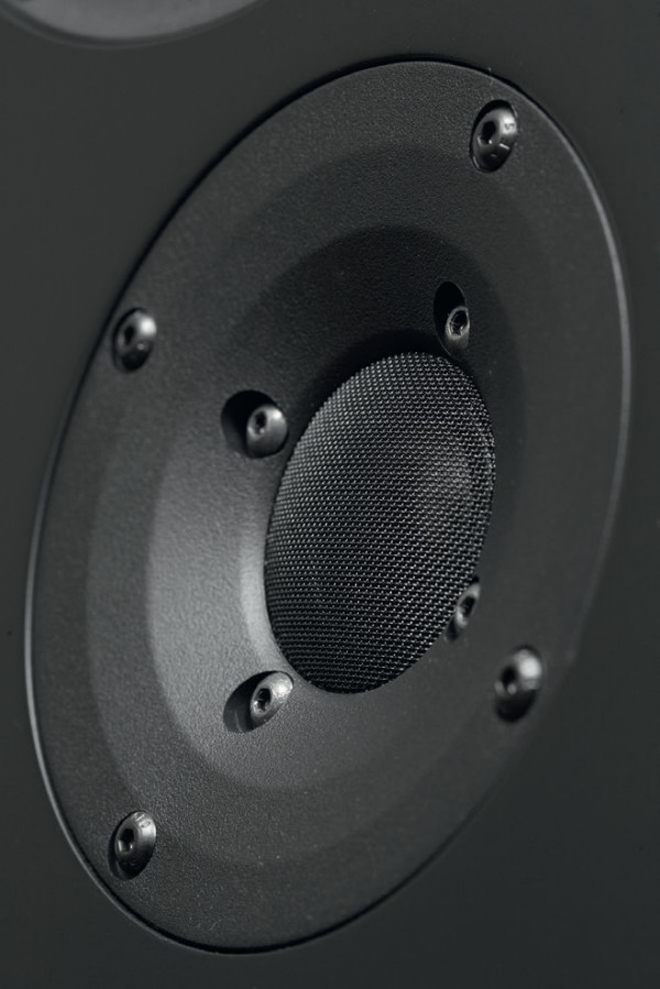 Kopułka wysokotonowa, aluminiowo- -magnezowa, zaskakuje podwójnie – jej charakterystyka jest wyraźnie osłabiona w najwyższej oktawie, a mimo to brzmienie jest kompletne, dokładne i szczegółowe.