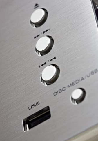 Złącze USB pozwala Marantzowi nie tylko
czytać pliki z przenośnych pamięci fleszowych,
ale także bezpośrednio sterować iPodami.