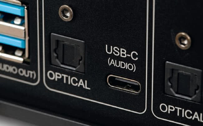 DMP-A6 ma zaawansowane (PCM 32/768 i DSD512) wejście USB-DAC w nowoczesnej formie USB-C.