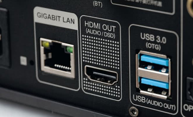 Ciekawostką jest wyjście HDMI, które przesyła także sygnały wielokanałowe (np. do amplitunera).