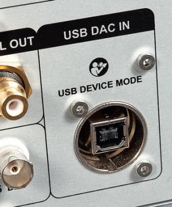 Jak zwykle
w sekcji cyfrowej,
najważniejsza rola
przypada USB;
tędy możemy
doprowadzić
sygnały PCM
32/384 i DSD512.